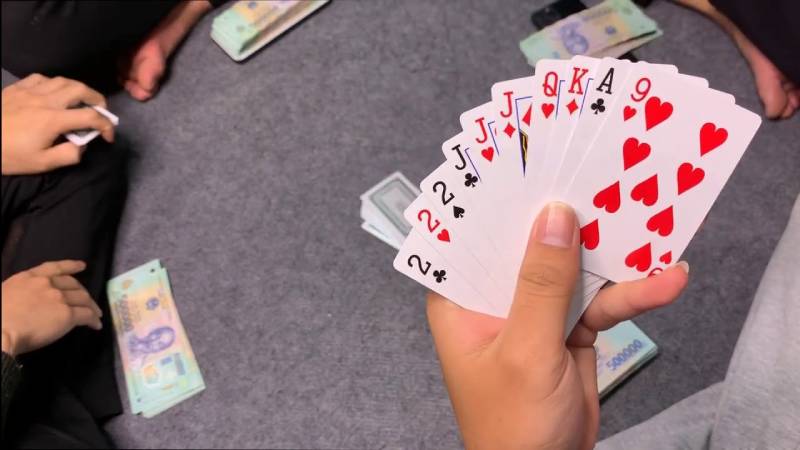 Hướng Dẫn Chơi Sâm Lốc Từ A–Z, Luật Chơi, Cách Đánh 2 Cách vận hành ván bài và tầm quan trọng của việc giữ lượt đánh