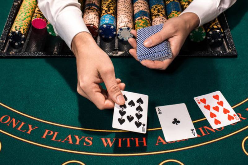 Quan sát nhịp rút bài và số lá đã ra 